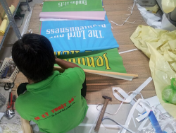 In banner silk làm banner vải quảng cáo treo trên cao rũ xuống cho Gạch 3D Mạnh Trí tại hội chợ VietBuild